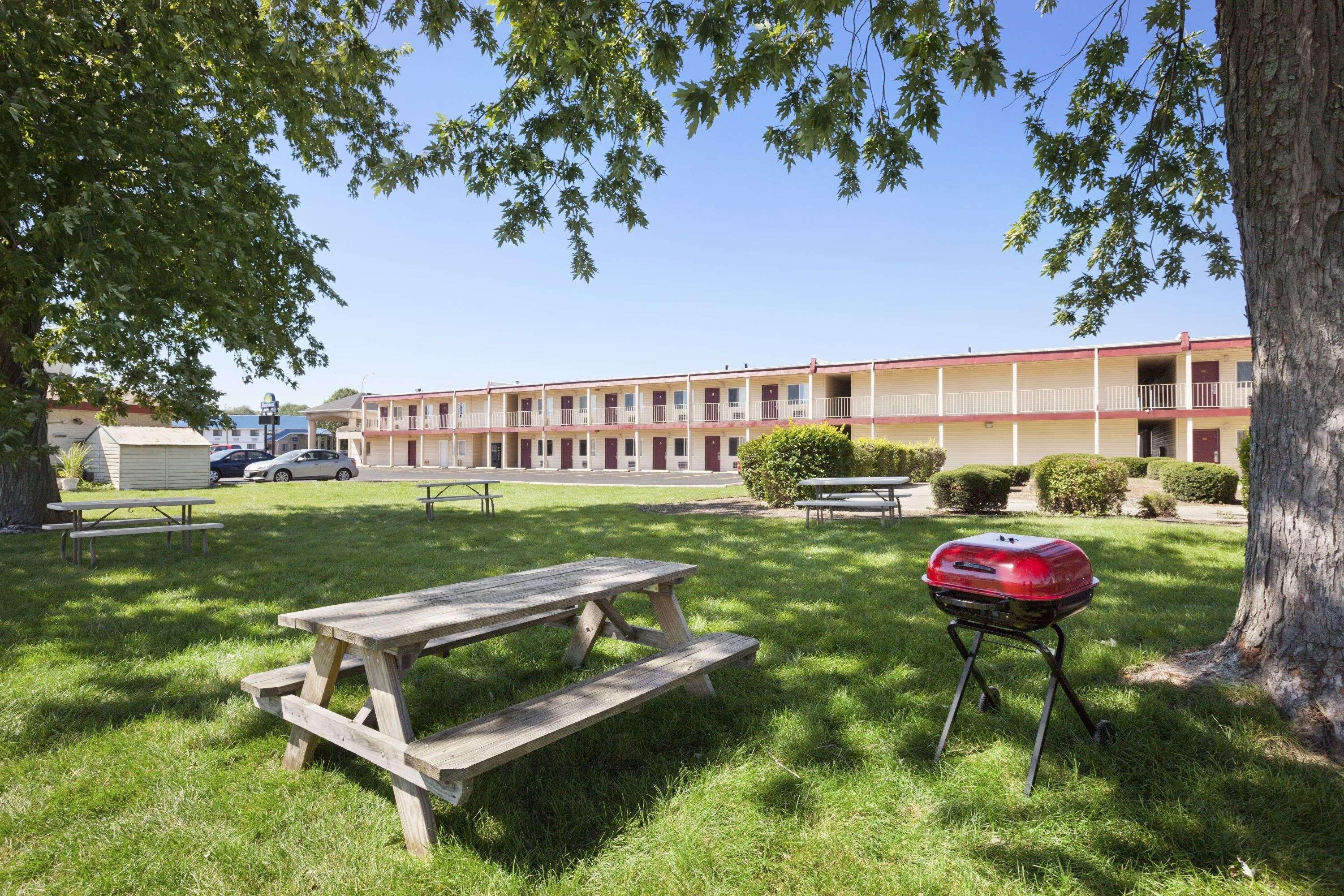 Days Inn By Wyndham Champaign/Urbana Exterior photo